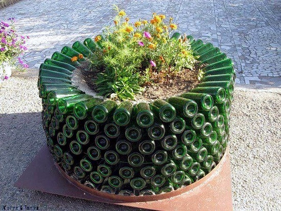 Bồn hoa từ chai, một ý tưởng không tồi cho những người mê làm đồ handmade, tự tay trang trí nhà đẹp, ấn tượng.