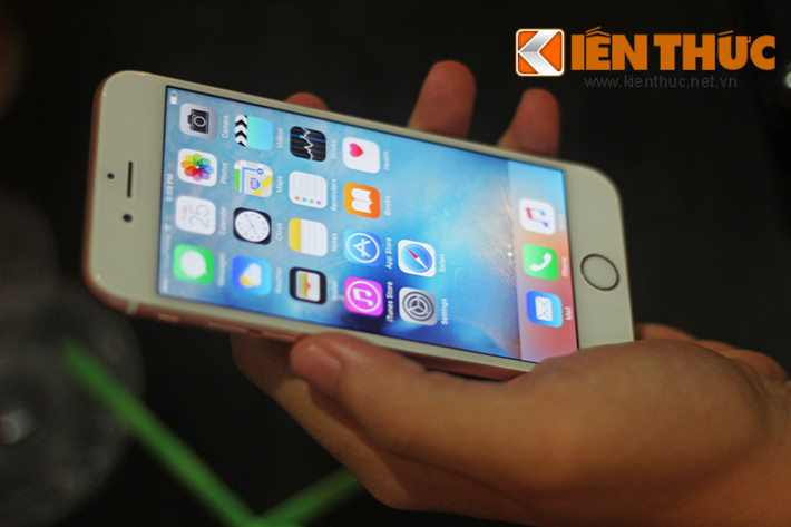 Tối 25/9, ngay khi những chiếc iPhone 6S và iPhone 6S Plus đầu tiên xách tay về Hà Nội, phiên đấu giá của cửa hàng Techone (Hà Nội) đã diễn ra, thu hút khá đông khách hàng và dân nghiền công nghệ đến tham dự.