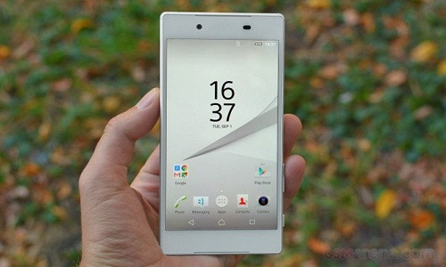 Sony Xperia Z5 vừa được Sony ra mắt tại triển lãm IFA, Berlin, Đức. Model này vẫn có thiết kế OmniBalance truyền thống của dòng Xperia Z với hai mặt kính và khung kim loại vuông vức.