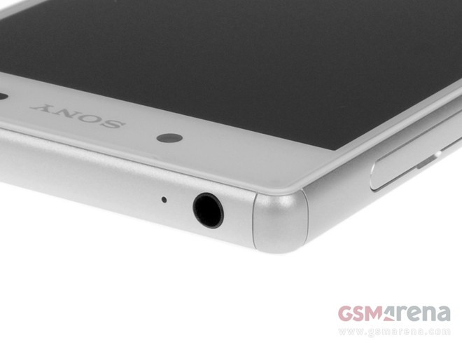 Tương tự Xperia Z3, Z5 được ốp bốn góc.