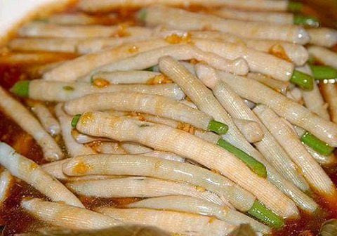 Tuy nhiên, khi chế biến thành món ăn, sâu cát lại có "mê lực" với dân nhậu. Giá sá sùng tươi khá đắt đỏ, sá sùng khô rao bán ở mức 1,9 - 1,5 triệu đồng/kg.