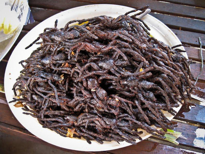 Trong số các loại đặc sản côn trùng được ưa thích, nhện là một món khá kinh dị. Mặc dù là một loài nhện cực độc, song nhện Tarantu la lại vô cùng đắt hàng.