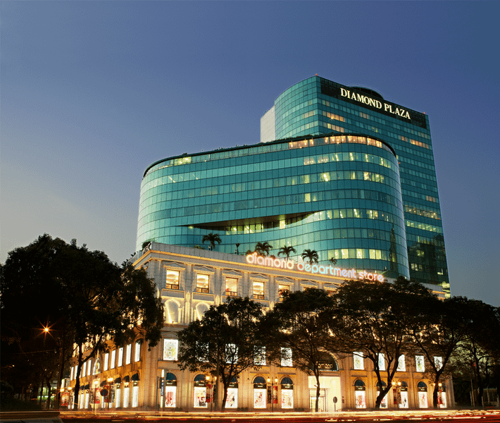 Trung tâm thương mại Diamond Plaza (quận 1, TP HCM) cũng có bãi đáp cho trực thăng hiện đại.