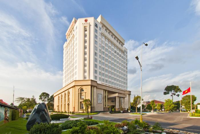 Khách sạn Tân Sơn Nhất Sài Gòn (quận Phú Nhuận, TP HCM) chuẩn quốc tế 5 sao, là khách sạn duy nhất có bãi đáp trực thăng tại tầng thượng, phục vụ khách VIP và thương gia cao cấp.