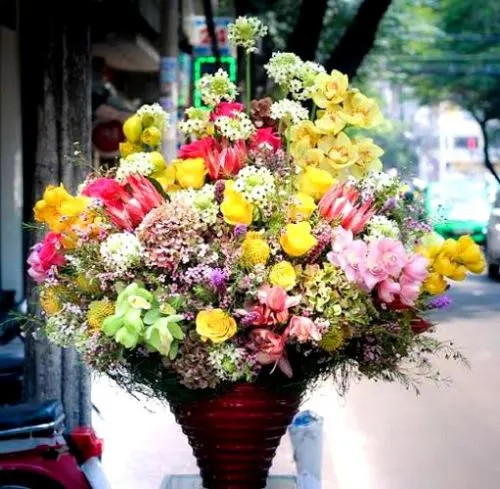 Nhiều năm trước, một khách hàng đặt bình hoa hơn 70 triệu đồng để tặng vợ dịp 8/3 tại TP HCM khiến nhiều người sửng sốt. Ảnh: Flower box.