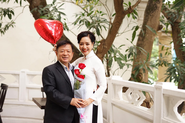 Hôn nhân viên mãn của vợ chồng nghệ sĩ Chiều Xuân - Đỗ Hồng Quân nhận được nhiều lời chúc phúc của người hâm mộ. Phần lớn mọi người đều bày tỏ sự ngưỡng mộ tình yêu bền chặt của vợ chồng nghệ sĩ.