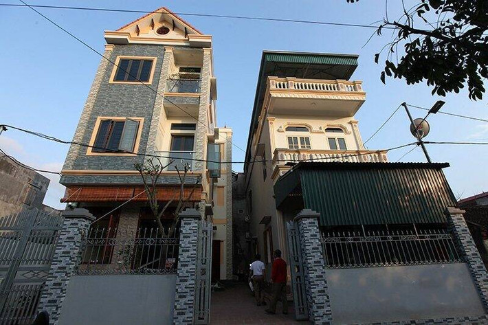 Tại quê nhà Đông Anh, gia đình Quang Hải sở hữu ngôi nhà khang trang có diện tích đất hơn 200m2 ở cuối làng. Nhà gồm 3 tầng, xây theo phong cách hiện đại quen thuộc. Ảnh: Vietnamnet
