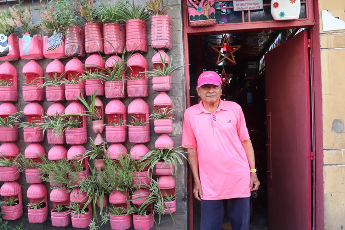 Ông Chánh bắt đầu nhuộm hồng cho ngôi nhà nằm trên con đường Mai Văn Ngọc (Phú Nhuận) kể từ thời điểm giãn cách vì dịch COVID-19 năm 2021. Ảnh: Thegioitiepthi