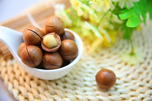 Hạt mắc ca chứa nhiều chất béo tốt cần để giảm cholesterol xấu, tăng lượng cholesterol tốt giúp cho hệ thống tim mạch khỏe mạnh, ngăn cản tắc nghẽn xơ vữa động mạch. Ảnh: Internet
