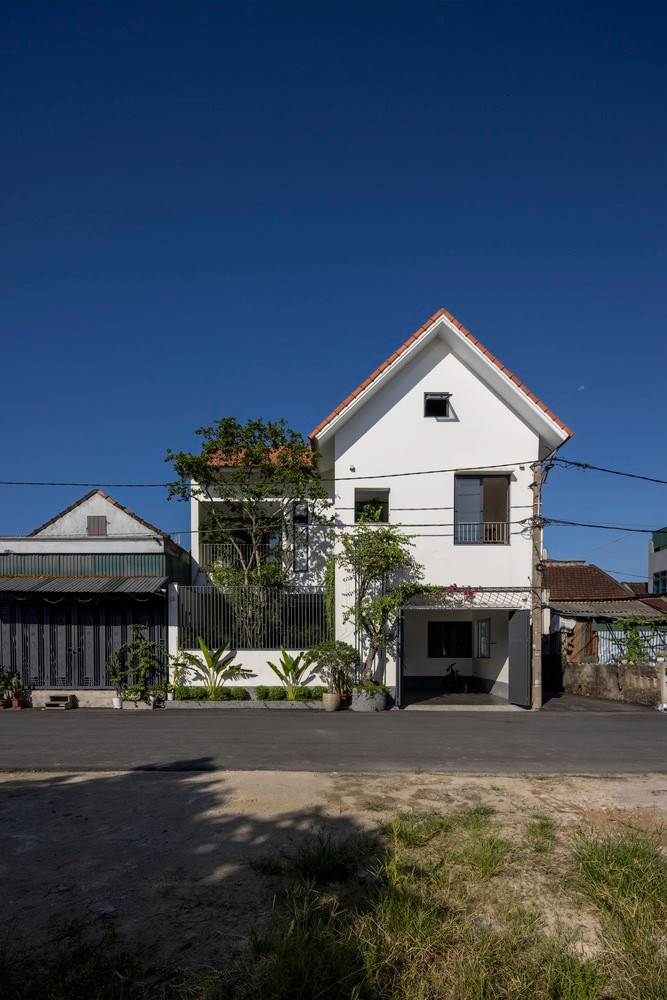 Tọa lạc trong trung tâm thành phố Hà Tĩnh, Bông Sắn House được xây dựng với mong muốn của gia chủ về tổ ấm mới mang dáng dấp kiến trúc của ngôi nhà cũ đã hiện hữu trên mảnh đất từ trước nhưng hợp thời hơn.