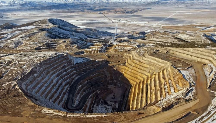 Tính đến năm 2023, khu liên hợp khai thác mỏ vàng Nevada là khu phức hợp khai thác lớn nhất thế giới với khoảng 7.000 nhân viên làm việc trong đó.