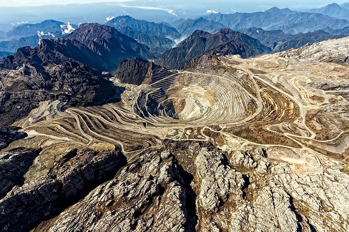 Khai trương vào năm 1972, mỏ vàng Grasberg (Indonesia) sản xuất được 1.370.000 ounce (38,8 tấn) vàng vào năm 2021, và con số này đã tăng lên kể từ đó. Grasberg có trữ lượng 26,3 triệu ounce (745,6 tấn) vàng tính đến năm 2022, đủ cho 15-20 năm khai thác.
