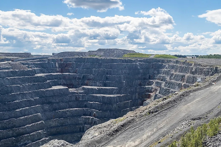 Malartic nằm ở Quebec, Canada là mỏ vàng đang hoạt động lớn nhất nước này và có lịch sử lâu đời vì đã được phát hiện cách đây một thế kỷ vào năm 1923. Năm 2021, mỏ Malartic sản xuất được 714.784 ounce (20,3 tấn) vàng, trở thành mỏ sản xuất lớn thứ 9 trên thế giới.