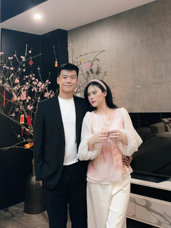 Hậu vệ Thành Chung và vợ hotgirl Ngô Tố Uyên đang có cuộc sống hạnh phúc trong căn hộ cao cấp tại Hà Nội.