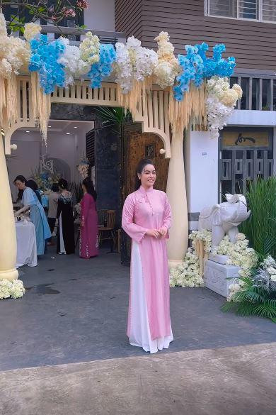 Mới đây, đoạn video Nhật Kim Anh mặc áo dài hồng, tạo dáng chụp hình trước một chiếc cổng cưới khiến dân mạng suy đoán nữ ca sĩ đã tìm được hạnh phúc mới và âm thầm lên xe hoa ở tuổi 39.