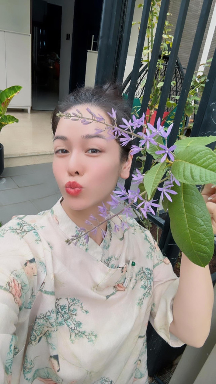 Ngoài hoạt động nghệ thuật, diễn viên Nhật Kim Anh mạnh dạn lấn sân sang lĩnh vực kinh doanh làm đẹp, mỹ phẩm. Nữ diễn viên hiện sống trong căn biệt thự 200m2 tại huyện Bình Chánh (TP HCM).