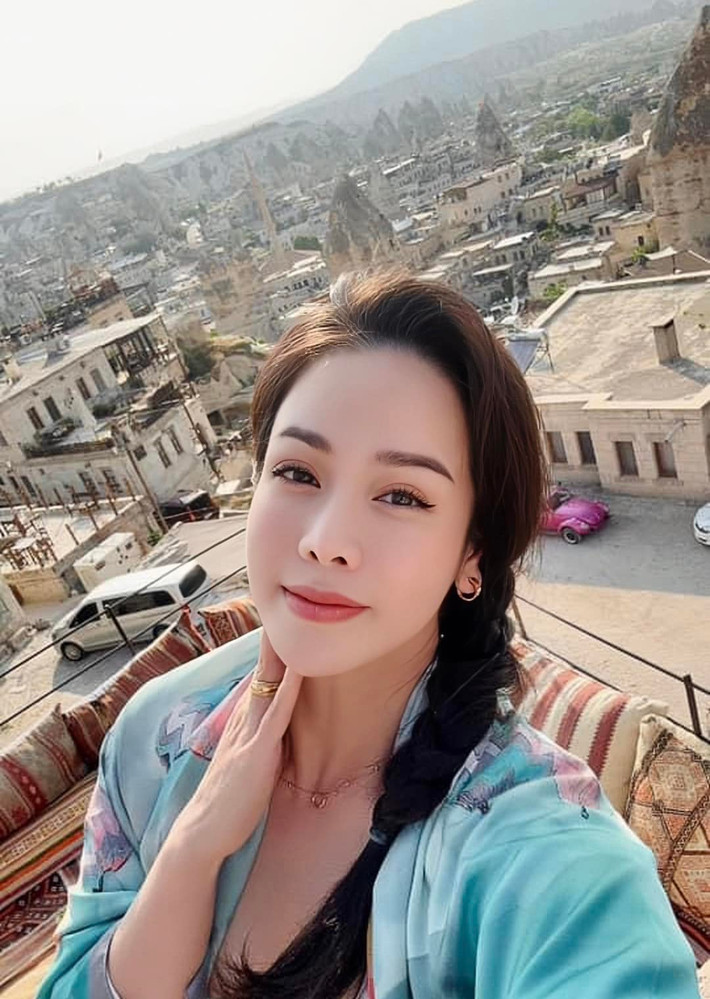 Nhật Kim Anh được biết đến với vai trò diễn viên, ca sĩ nổi tiếng trong showbiz Việt. Xuất phát điểm là cô gái có cuộc sống khó khăn, nhưng với những nỗ lực không ngừng, Nhật Kim Anh hiện sở hữu trong tay khối tài sản đáng mơ ước.
