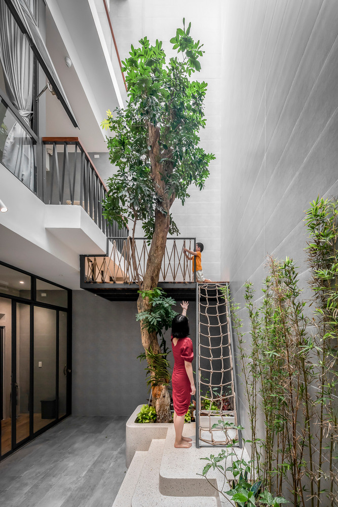 Ngôi nhà dành cho dành cho vợ chồng và 2 con trai. Với diện tích 117m2 và kinh phí đầu tư có hạn, kiến trúc sư cân nhắc tổ chức không gian sống, làm việc, nghỉ ngơi hợp lý và giải tỏa tâm lý khi bị hạn chế ra khỏi nhà.