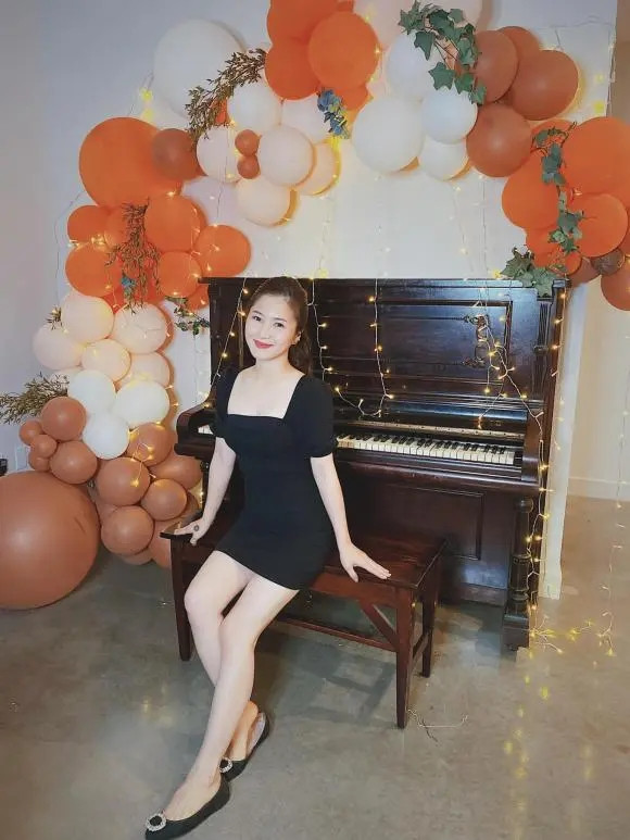Nhà không quá rộng nhưng tiện nghi, kín đáo, có đàn phục vụ đam mê ca hát và có phòng thu riêng.