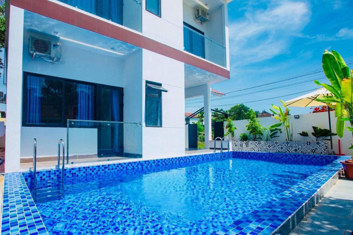 Biệt thự của Bảo Thanh nằm trong quần thể làng Cẩm Thanh - cách phố cổ Hội An 2,5km.