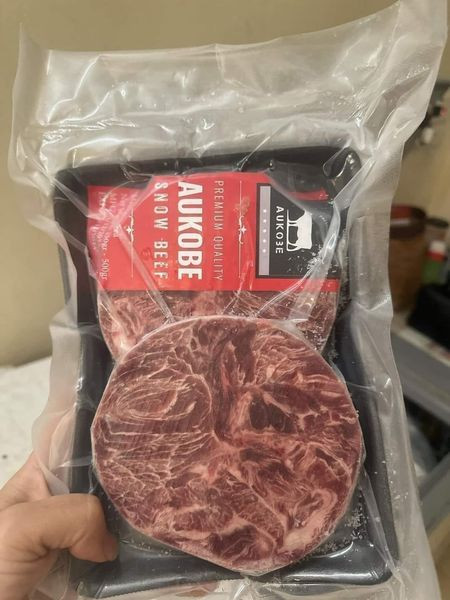 Tuy nhiên, thời gian gần đây trên chợ mạng xuất hiện nhiều bài rao bán thịt bò Kobe với giá chỉ từ 220.000-350.000 đồng/kg tuỳ loại. Ảnh: Facebook