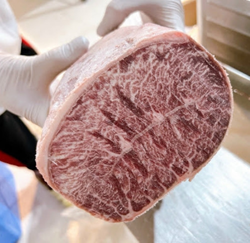 Thịt bò Aukobe còn gọi là bò Úc, không phải ở Nhật Bản. Bò Aukobe được nuôi với phương pháp tương tự Bò Hokubee kết hợp với các phương pháp chăn nuôi của nước Úc. Ảnh: TL Fooods
