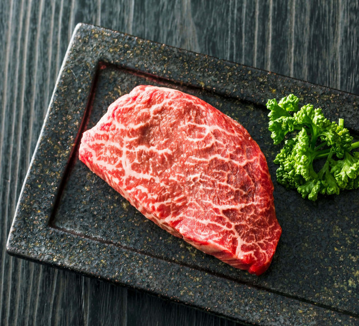 Tại Việt Nam, có nhiều loại thịt bò Kobe khác nhau, giá dao động từ 2-15 triệu đồng/kg. Do đó, loại thịt bò thượng hạng này chỉ xuất hiện tại các nhà hàng, khách sạn hay cửa hàng thực phẩm cao cấp. Ảnh: Internet