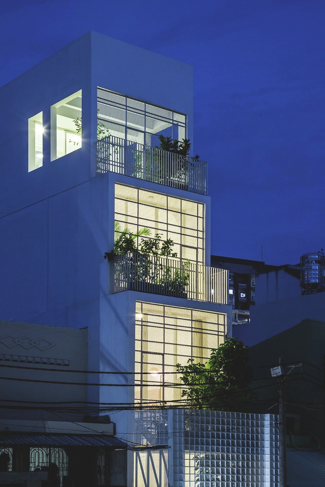 Điểm hạn chế lớn nhất của House 304 là chiều ngang rất hẹp, chỉ khoảng 3,5 m. Bên cạnh đó, ngôi nhà ống chỉ có 1 mặt tiền hướng ra đường, 3 mặt còn lại tiếp giáp với những ngôi nhà xung quanh.