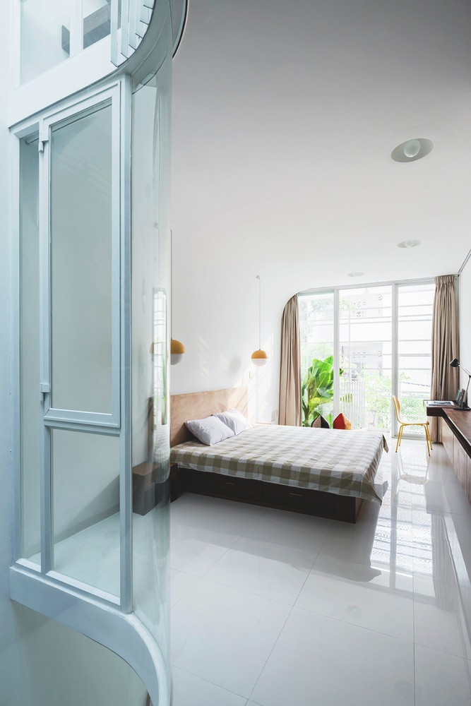 Không gian sinh hoạt chính bao gồm có phòng khách mở, khu ăn uống và khu bếp được đặt ở tầng 1. 2 phòng ngủ của các thành viên gia đình và 1 phòng cho người giúp việc nằm ở tầng 2 và 3.