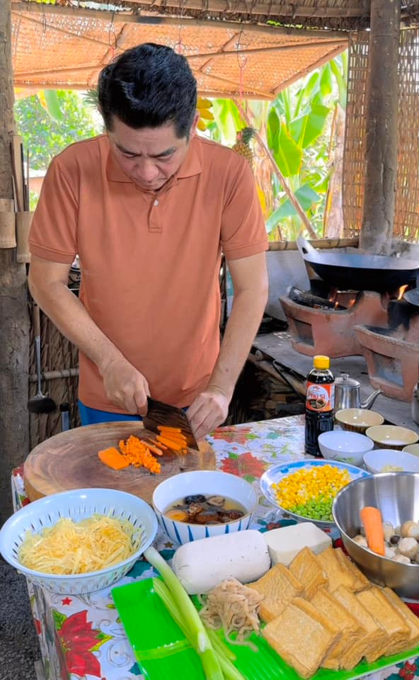 Tại đây, nam tài tử còn đào ao, thả cá và dựng thêm chòi lá để nấu nướng. Ảnh: FBNV