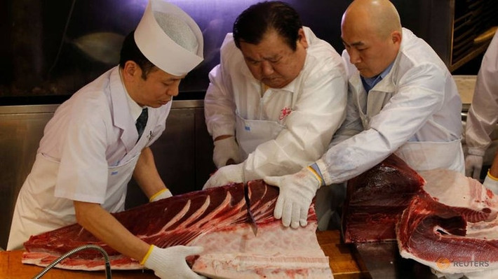 Ông Kimura xẻ thịt con cá ngừ giá hơn 3 triệu USD đã mua. Ảnh: Reuters