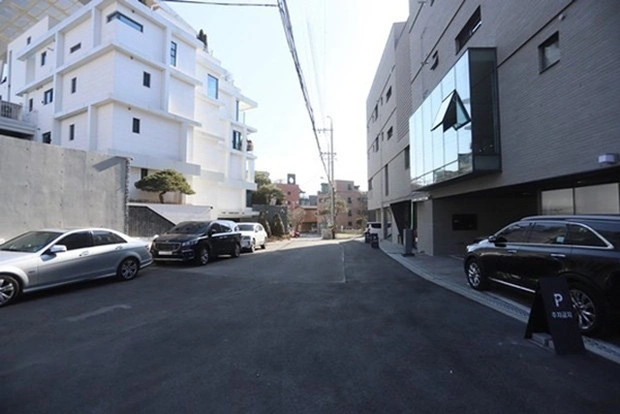 Biệt thự của Han So Hee rộng 274 m2, nằm trong khu VilladegreeumW thuộc phường Acheon, thành phố Guri, tỉnh Gyeonggi (Hàn Quốc). Khu VilladegreeumW bao gồm 16 biệt thự, được bao quanh bởi 2 ngọn núi và rất gần gũi thiên nhiên. Ảnh: Skyedaily