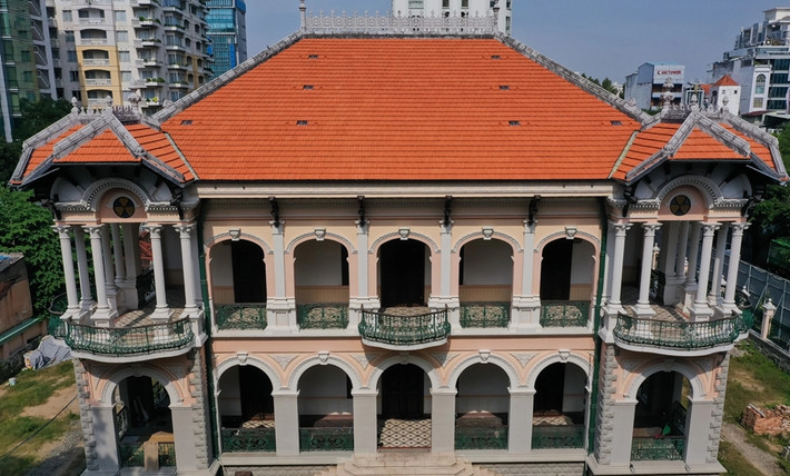 Tại phiên tòa xét xử các bị cáo trong vụ án sai phạm tại Ngân hàng TMCP Sài Gòn (SCB), bà Trương Mỹ Lan đề nghị không kê biên căn biệt thự cổ trị giá 700 tỷ đồng tại TP HCM để tiếp tục sửa chữa. Ảnh: Dân trí