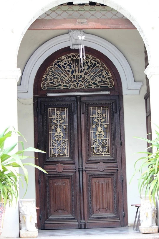 Điểm nhấn của biệt thự bao gồm cổng vòm, bao lơn, trụ, cửa sổ, cửa chính đều được chế tác bằng sắt Tây nhập nguyên dạng từ Pháp. Ảnh: Đời sống & pháp luật