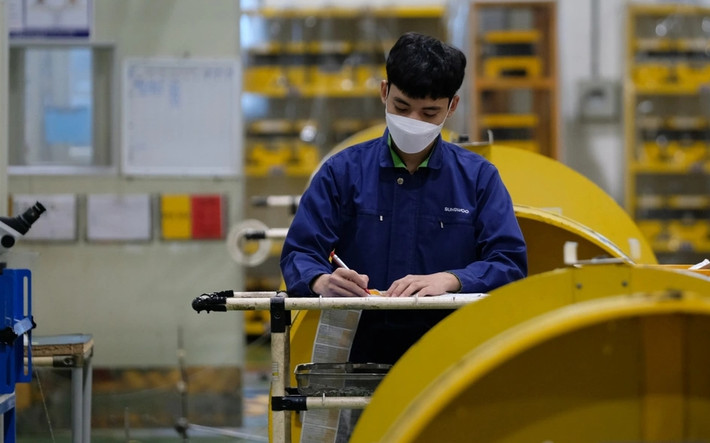 Thời gian gần đây, nhiều bạn trẻ có xu hướng học nghề, không cần phải học quá nhiều lý thuyết mà chú trọng nhiều vào thực hành. Học nghề giúp tiết kiệm thời gian và chi phí so với học đại học nhưng vẫn mang lại thu nhập cao. Ảnh: Dân trí