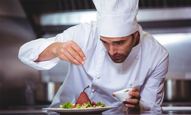 Đầu bếp là công việc thú vị với những bạn trẻ đam mê nấu ăn mà không cần bằng cấp. Một đầu bếp mới vào nghề có thể kiếm được 8 - 10 triệu đồng/tháng. Khi tay nghề cao hơn, thu nhập có thể tới 15 – 30 triệu đồng/tháng. Ảnh: Getty