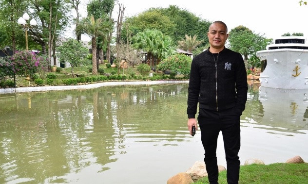 Anh Chiến sinh năm 1977, ở thôn Ô Mễ, xã Hưng Đạo, huyện Tứ Kỳ (Hải Dương). Anh nghỉ học từ năm lớp 6, theo mẹ ra chợ phụ nghề mổ lợn. Ảnh: Vietnamnet