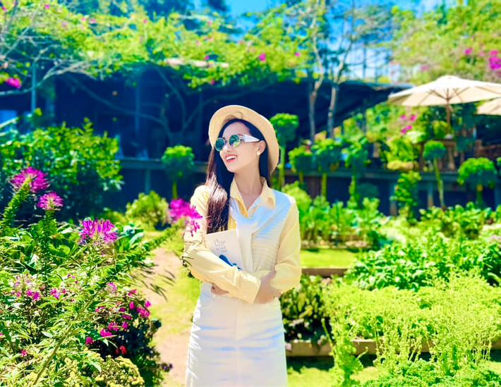 Lã Thanh Huyền là nữ diễn viên quen thuộc trong "vũ trụ điện ảnh VTV". Không chỉ xinh đẹp tài năng, Lã Thanh Huyền còn là doanh nhân thành đạt. Cô được mệnh danh là một trong số những nữ diễn viên "đại gia" bởi khối tài sản đang sở hữu.
