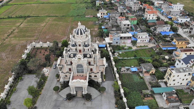 Nằm sâu trong huyện Trực Ninh (Nam Định), hiếm ai tưởng tượng được rằng phía sau những bờ kênh, rặng cây bám bụi của làng Phú An, xã Cát Thành là những siêu biệt thự thường chỉ thấy xuất hiện trên phim ảnh. Ảnh: Tiền phong