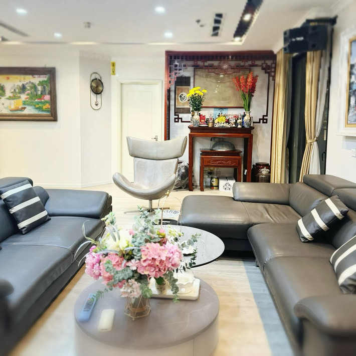 Phòng khách với bộ sofa êm ái.