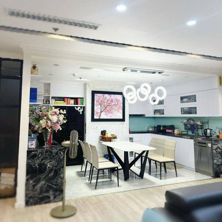 Góc bếp và bàn ăn không quá rộng nhưng tiện nghi.