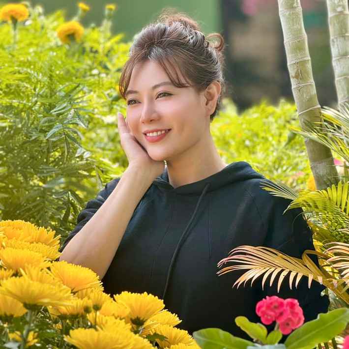 Mới đây, diễn viên Thanh Hương xác nhận đã ly hôn chồng sau hơn 15 năm gắn bó. Nữ diễn viên không chia sẻ thời điểm cụ thể, chỉ nói ước chừng thời gian đủ dài để đối diện với câu chuyện này.