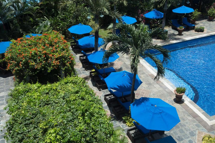 Khu vực bể bơi trong khách sạn. Ảnh: Booking