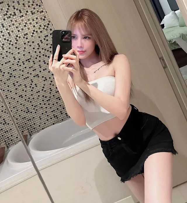 Phòng tắm có khu vực tắm đứng và tắm bồn phục vụ nhu cầu của nữ ca sĩ.