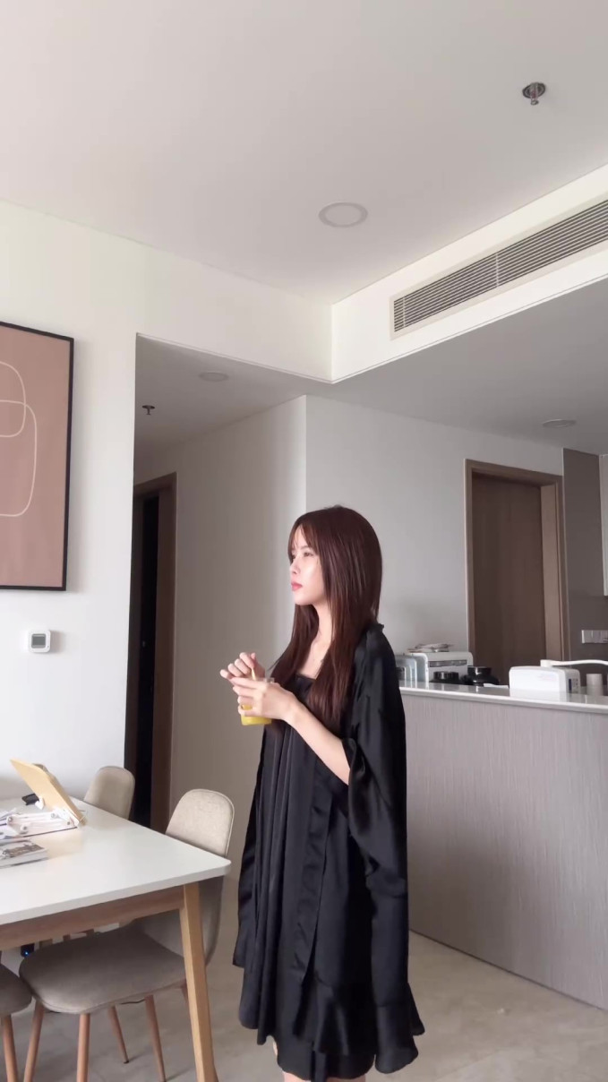 Từ lối vào nhà có một góc bếp nối liền với bàn ăn.