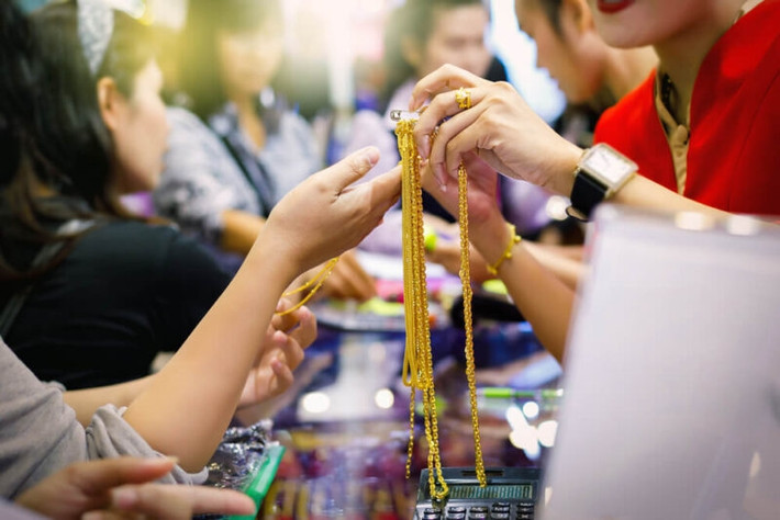 Tại chợ Gold Souk, khách hàng có thể mua được vàng với giá thấp hơn nếu mặc cả với người bán. Ảnh: Propertyfinder