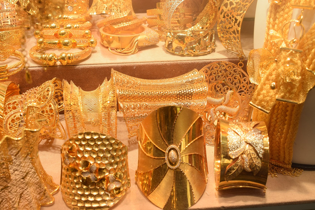 Chất lượng vàng tại chợ Gold Souk luôn được đảm bảo dưới sự quản lý và giám sát của chính quyền Dubai. Tuy nhiên, lực lượng chứng năng không chịu trách nhiệm nếu du khách mua vàng ở những người bán hàng rong ngoài đường. Ảnh: Getty
