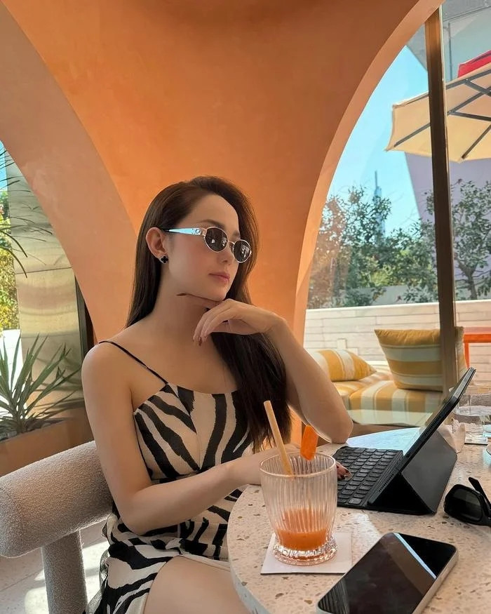 Mới đây , ca sĩ Minh Hằng thu hút sự chú ý của đông đảo cộng đồng mạng khi chia sẻ bức ảnh thong thả thưởng thức đồ uống, bầu không khí tại địa điểm du lịch. Ảnh: Instagram minhhang2206