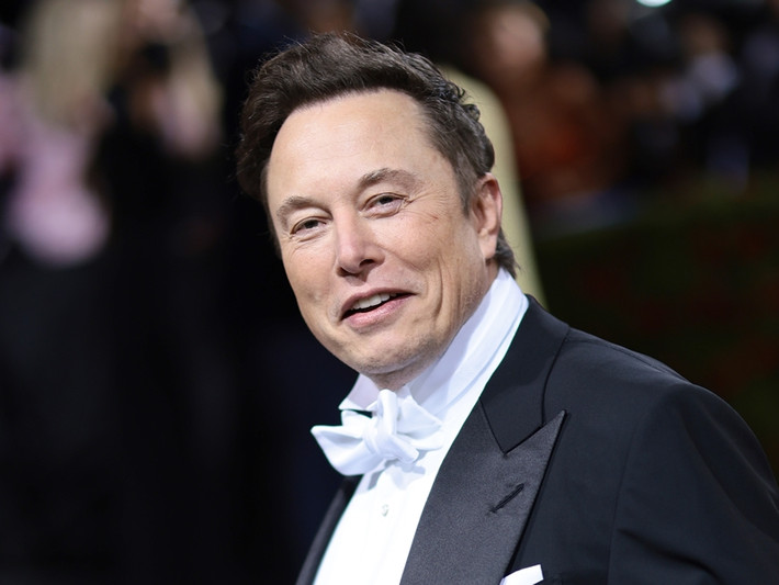 Musk thường xuyên đổi chỗ với các tỷ phú khác để giành danh hiệu người giàu nhất thế giới. Elon Musk đang ít hơn 40 tỷ USD so với tỷ phú giàu nhất thế giới Bernard Arnault. Ảnh: NPR
