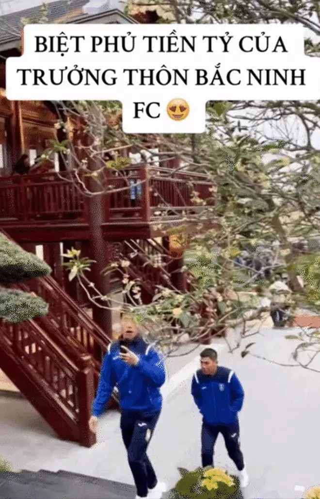 Chưa vào đến bên trong, riêng khu vực sân vườn đã khiến mọi người choáng ngợp. Ngay cổng vào là 8 cây tùng la hán, ước tính vài chục tỷ đồng. Ảnh: Bacninh_fc